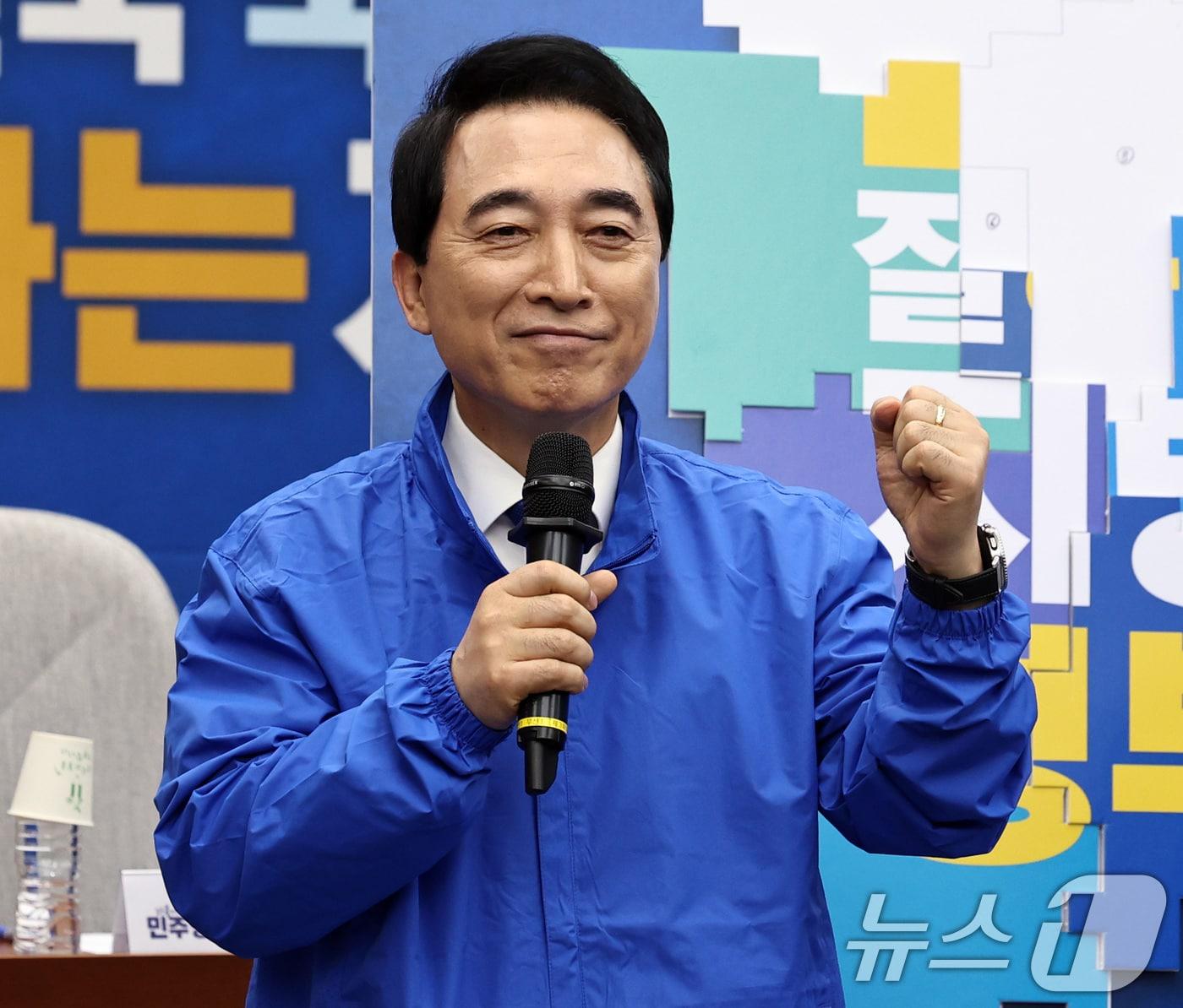 본문 이미지 - 박수현 더불어민주당 충남도지사 후보가 23일 서울 여의도 국회에서 열린 6·3 지방선거 광역단체장 후보 연석회의에서 각오를 밝히고 있다. 2026.4.23 ⓒ 뉴스1 구윤성 기자