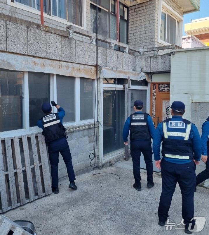 본문 이미지 - 빈집을 점검하고 있는 울산 경찰.(울산경찰청 제공. 재판매 및 DB금지)/뉴스1