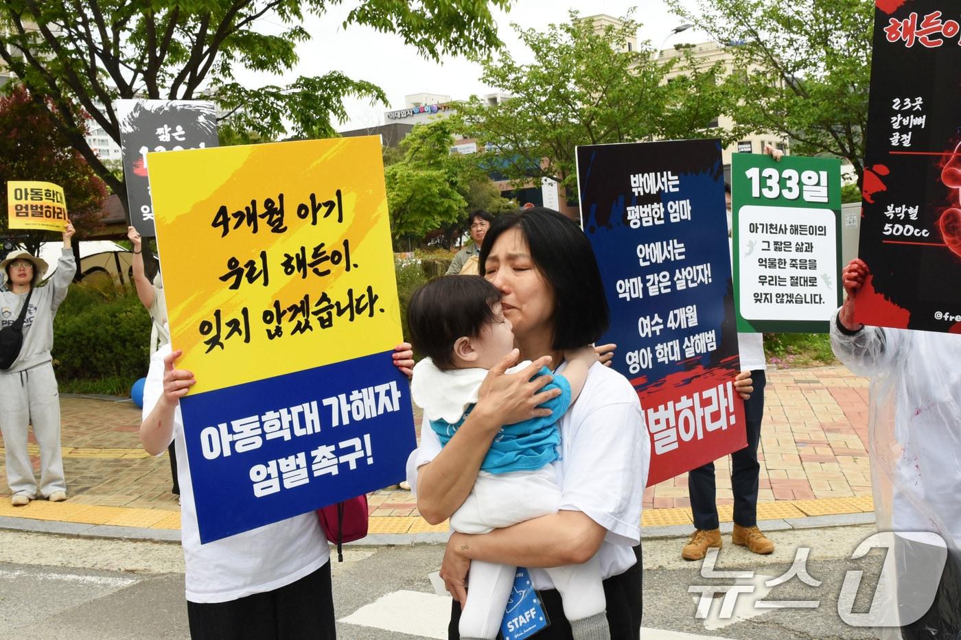 본문 이미지 - 지난 4월 여수 영아살해 사건  1심 선고를 앞두고 광주지법 순천지원 정문에서 호송차를 막아선 한 시민이 눈물을 흘리고 있다. 2026.4.23 ⓒ 뉴스1 김성준 기자