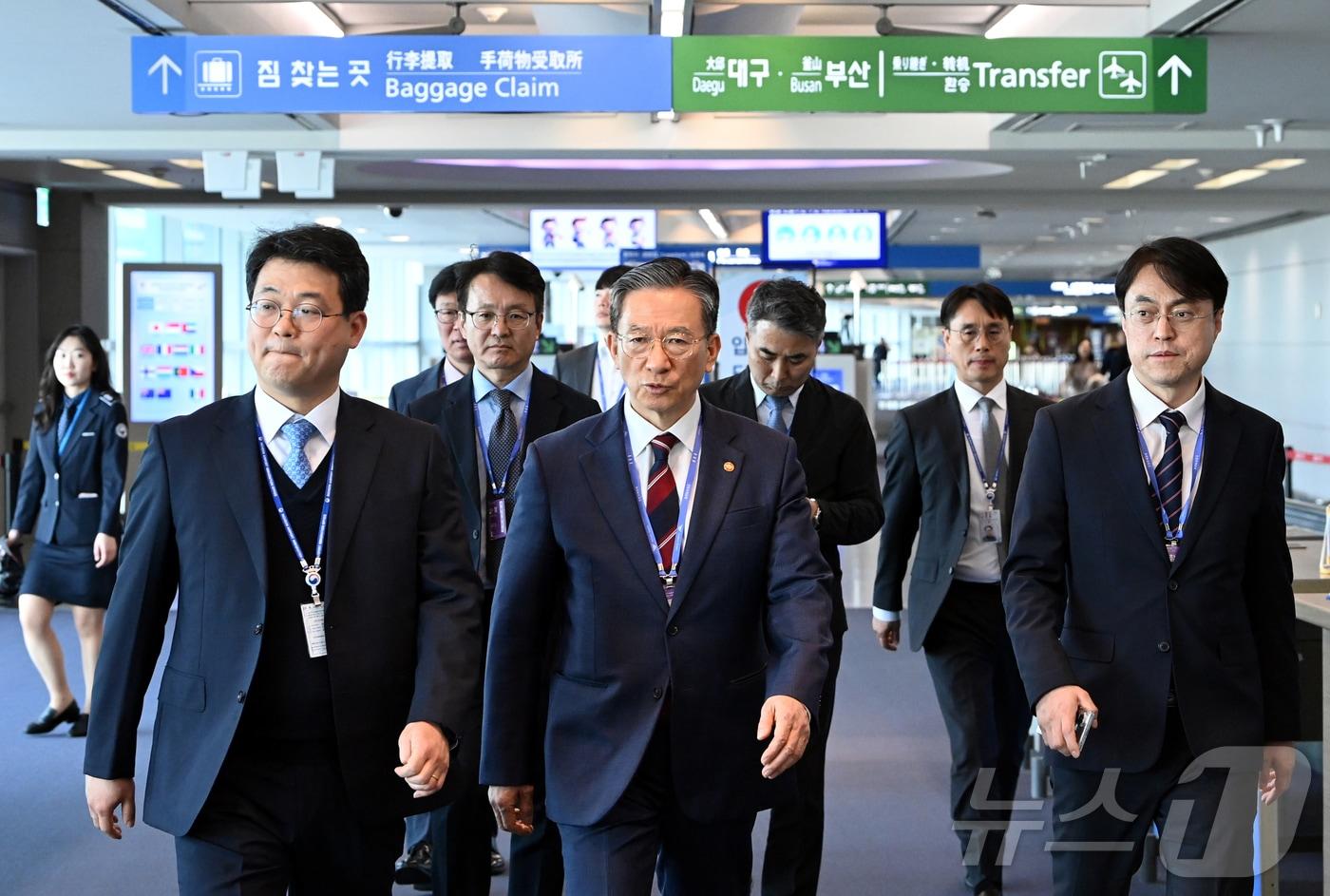 본문 이미지 - 정성호 법무부 장관이 23일 오전 인천국제공항 1터미널에서 김정도 인천공항출입국·외국인청 청장의 안내를 들으며 현장점검을 하고 있다. 2026.4.23 ⓒ 뉴스1 공항사진기자단