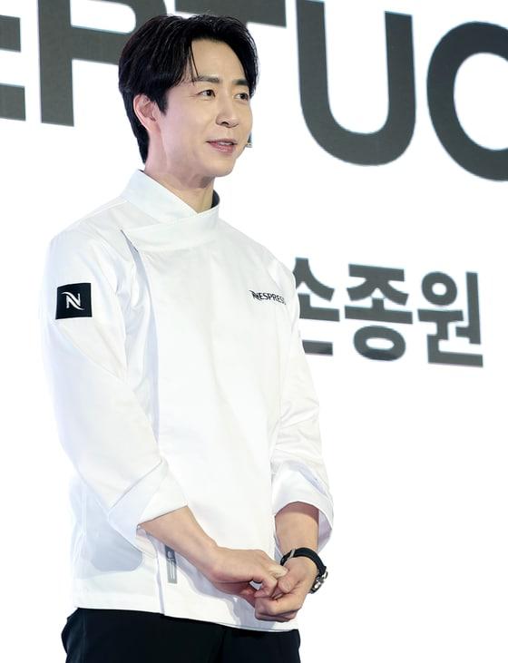 본문 이미지 - 손종원 셰프가 올해 4월 서울 성수동 앤더슨씨에서 열린 커피 브랜드 ‘네스프레소’의 ‘버츄오 월드 미디어 데이’ 행사에서 포즈를 취하고 있다. 2026.4.23 ⓒ 뉴스1 권현진 기자