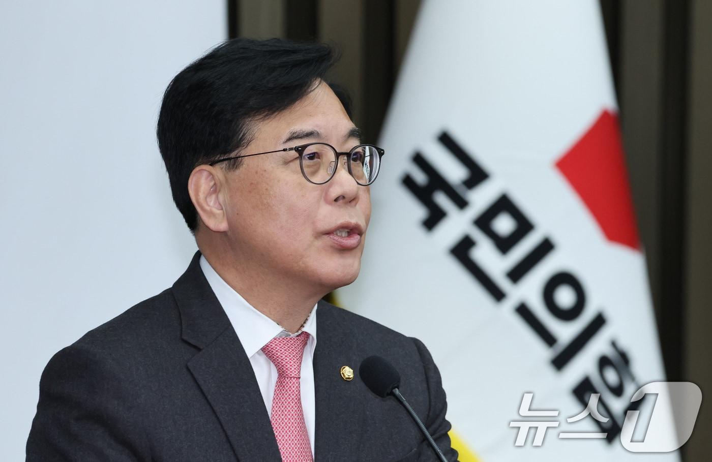 본문 이미지 - 송언석 국민의힘 원내대표가 23일 서울 여의도 국회에서 열린 의원총회에서 발언하고 있다. 2026.4.23 ⓒ 뉴스1 신웅수 기자