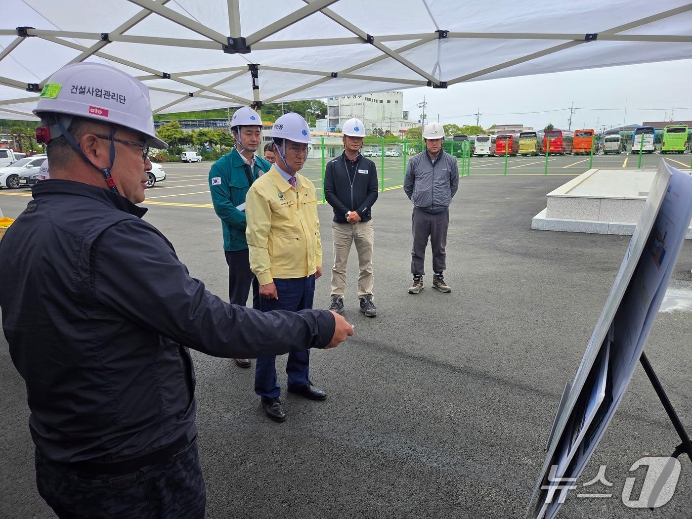 본문 이미지 - 청널지구 우수저류시설 설치 사업 현장을 둘러보고 있는 박동식 시장.(사천시 제공. 재판매 및 DB금지)