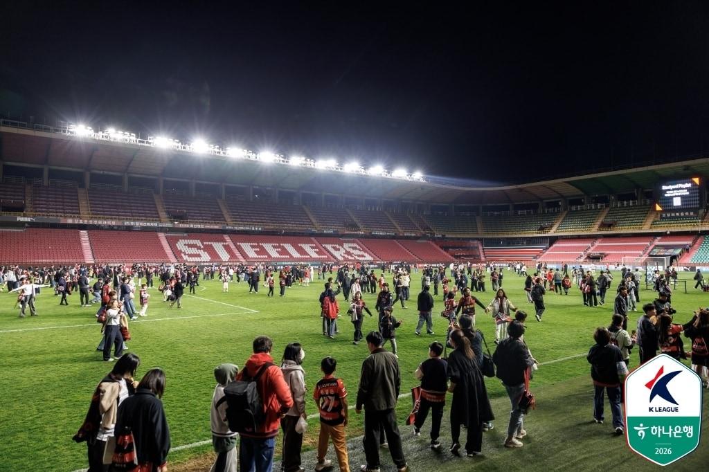 본문 이미지 -  그라운드로 내려와 뜻깊은 시간을 보내는 포항 팬들(한국프로축구연맹 제공)