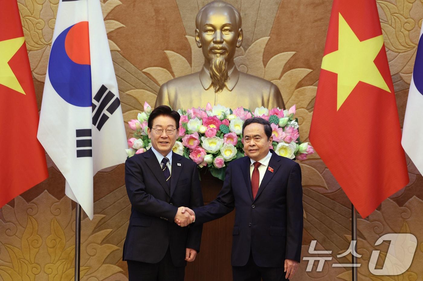 본문 이미지 - 베트남을 국빈 방문 중인 이재명 대통령이 23일(현지시간) 하노이 국회에서 쩐 타인 먼 국회의장과 면담을 하기 앞서 기념촬영을 하고 있다. 2026.4.23 ⓒ 뉴스1 이재명 기자