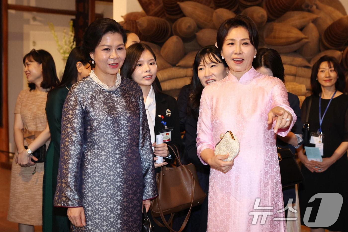 본문 이미지 - 이재명 대통령과 베트남을 국빈 방문중인 김혜경 여사가 23일(현지시간) 하노이 민족학 박물관에서 열린 배우자간 친교행사에서 또 럼 베트남 공산당 서기장의 부인 응오 프엉 리 여사와 작품을 관람하고 있다. 김 여사가 입고 있는 옷은 응오 프엉 리 여사가 선물한 베트남 전통복장 아오자이다. 2026.4.23 ⓒ 뉴스1 이재명 기자