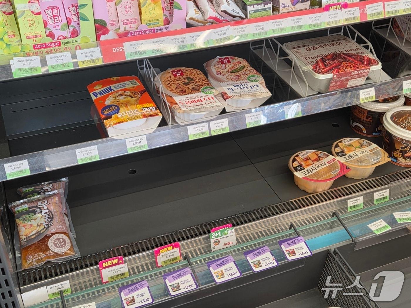 본문 이미지 - 듬성듬성 비어있는 CU 편의점 매대 ⓒ 뉴스1 김종서 기자