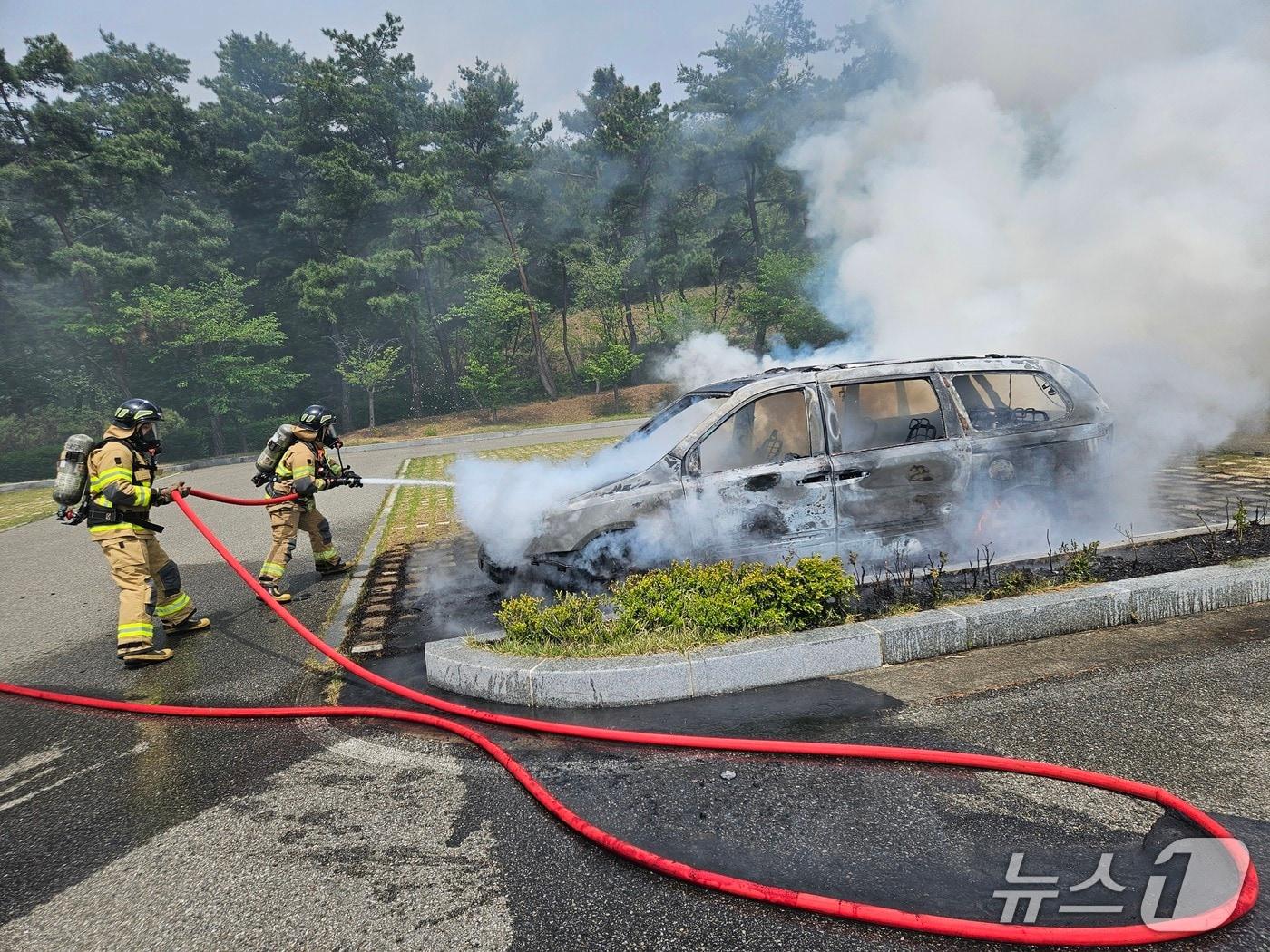 본문 이미지 - 23일 오전 11시 46분쯤 경북 상주시 사벌국면 경천대 주차장에 주차된 승합차에서 불이 나 소방 대원들이 불을 끄고 있다.(경북소방본부 제공 재판매 및 DB 금지)2026.4.23/뉴스1
