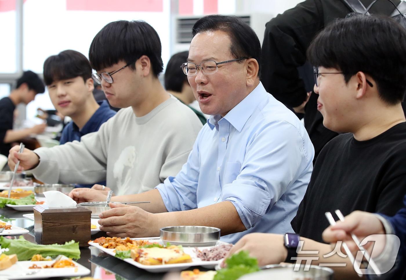 본문 이미지 - 김부겸 더불어민주당 대구시장 예비후보가 23일 대구 북구 경북대학교를 찾아 학생들과 함께 점심을 먹고 있다. 2026.4.23 ⓒ 뉴스1 공정식 기자