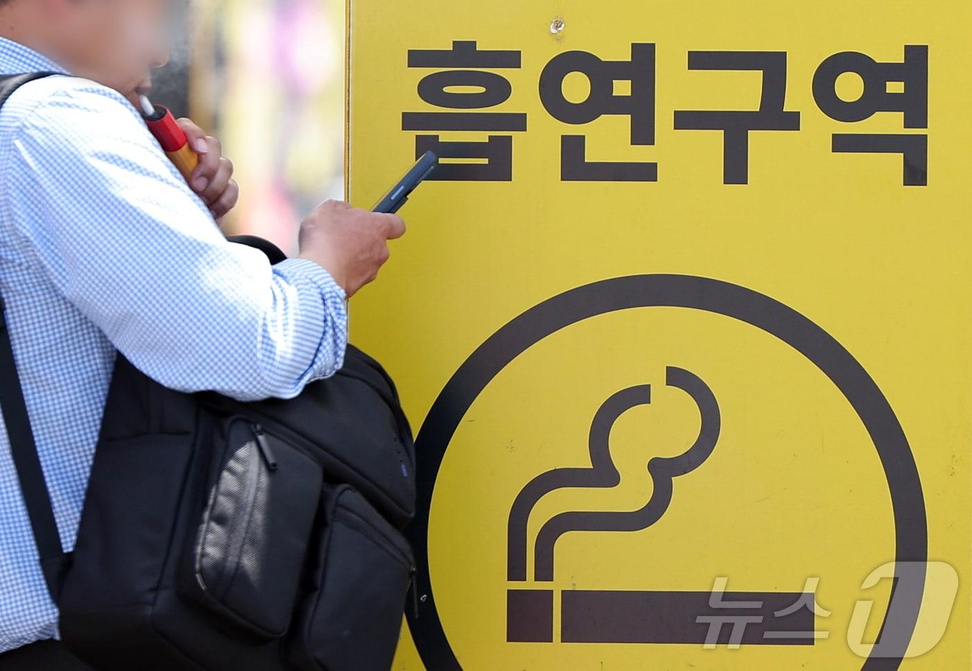 본문 이미지 - 24일부터 합성 니코틴이 포함된 액상형 전자담배는 금연 구역에서 사용이 금지된다. 담뱃갑에는 경고 그림과 문구 등 건강 경고를 표기해야 한다. 흡연자의 경우 금연구역에서 모든 형태의 담배를 피울 수 없게 되고, 이를 어기면 10만원 이하의 과태료가 부과될 수 있다. 사진은 23일 서울 중구 서울역 인근 흡연장소. 2026.4.23 ⓒ 뉴스1 김진환 기자