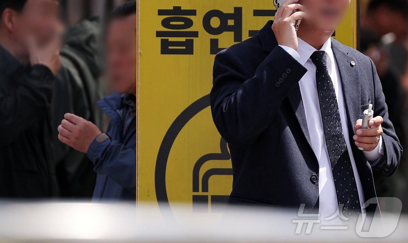 본문 이미지 - 24일부터 합성 니코틴이 포함된 액상형 전자담배는 금연 구역에서 사용이 금지된다. 사진은 23일 서울 중구 서울역 인근 흡연장소에서 전자 담배를 피는 시민. 2026.4.23 ⓒ 뉴스1 김진환 기자