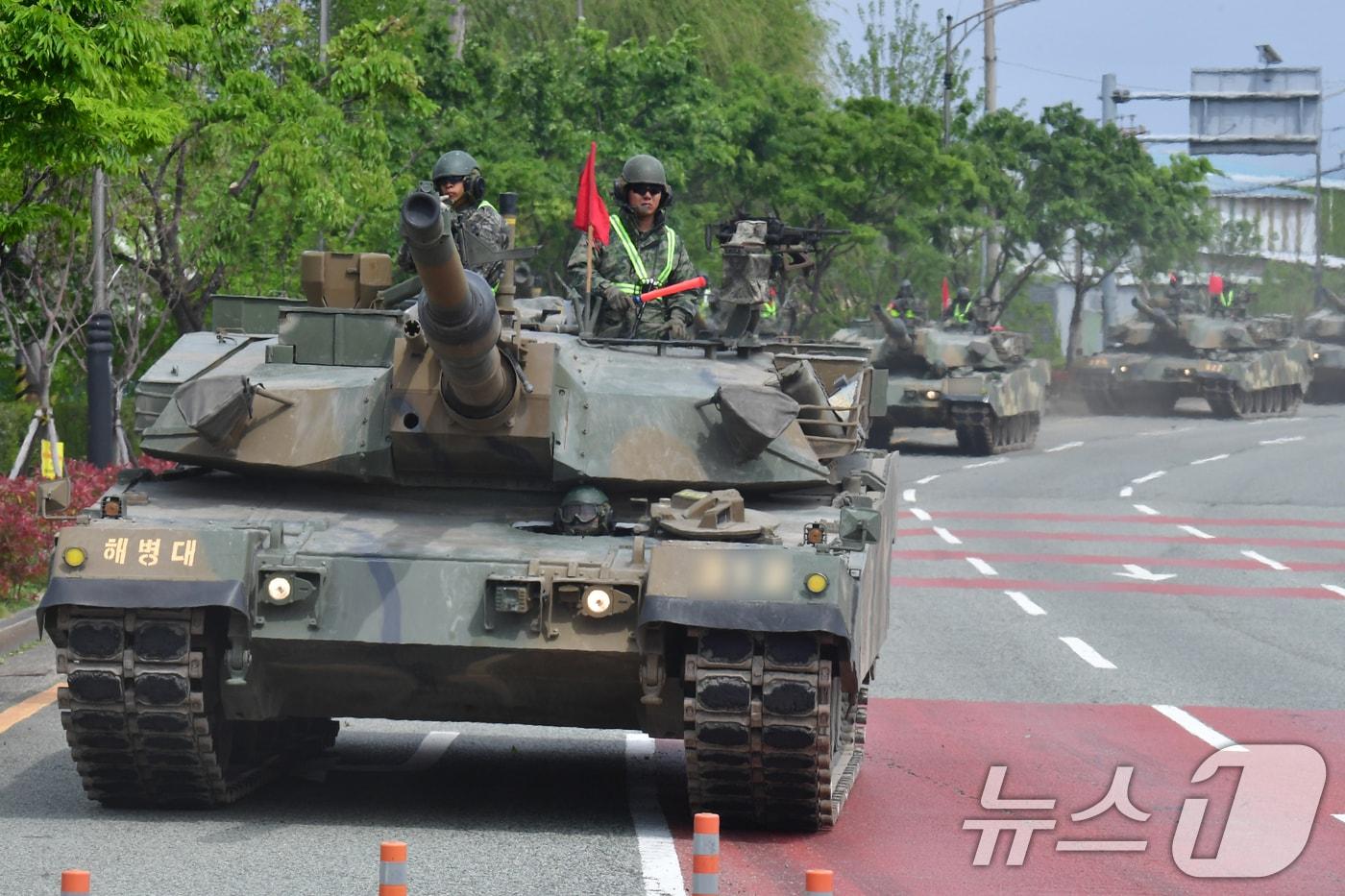 본문 이미지 - 해병대 1사단 K1 A2전차부대가 훈련지로 이동하고 있다. (사진은 기사 내용과 무관함) / 뉴스1 ⓒ 뉴스1 최창호 기자