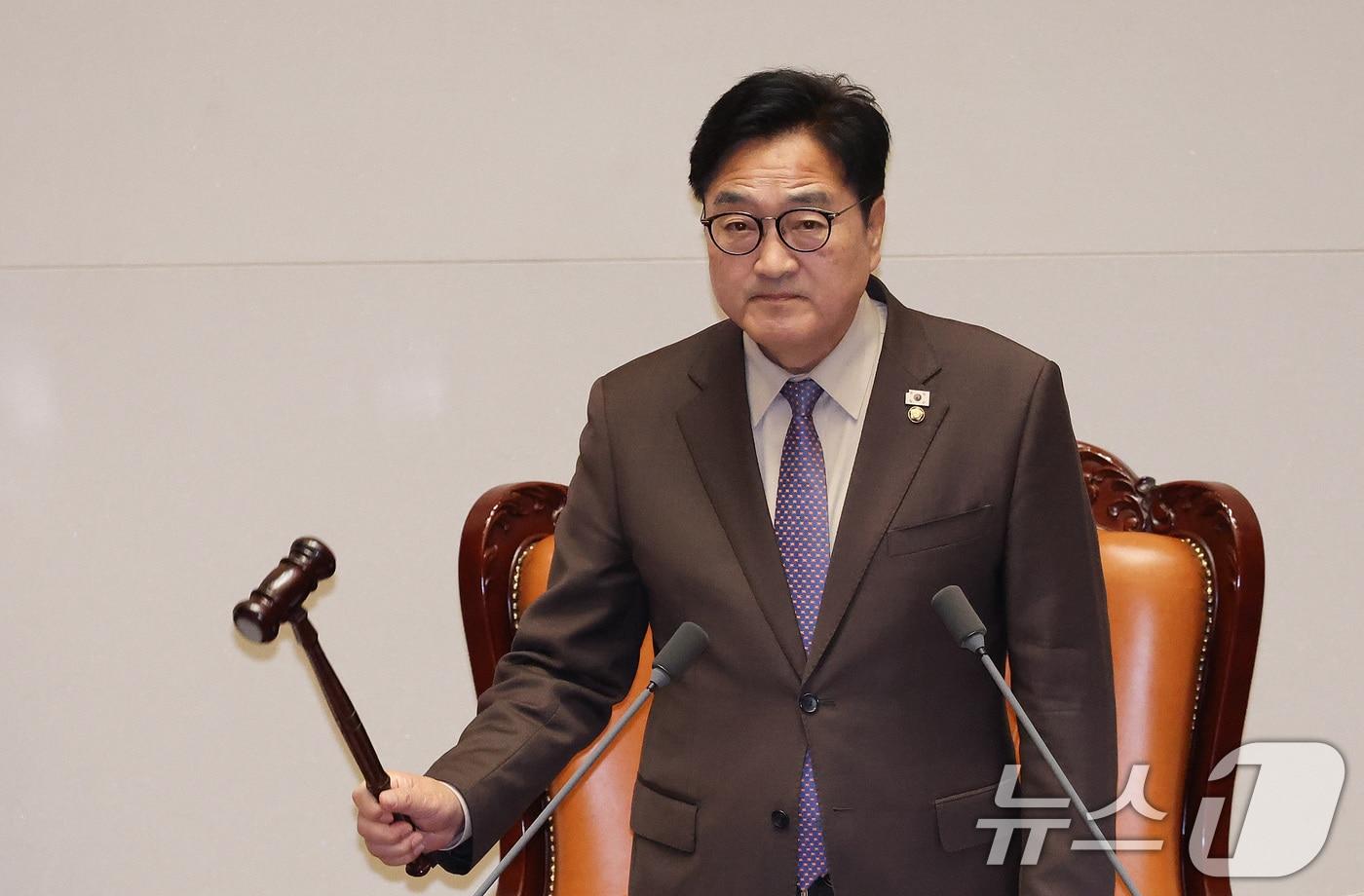 본문 이미지 - 우원식 국회의장이 23일 서울 여의도 국회에서 열린 제434회국회(임시회) 7차 본회의에서 의사봉을 두드리고 있다. 2026.4.23 ⓒ 뉴스1 신웅수 기자