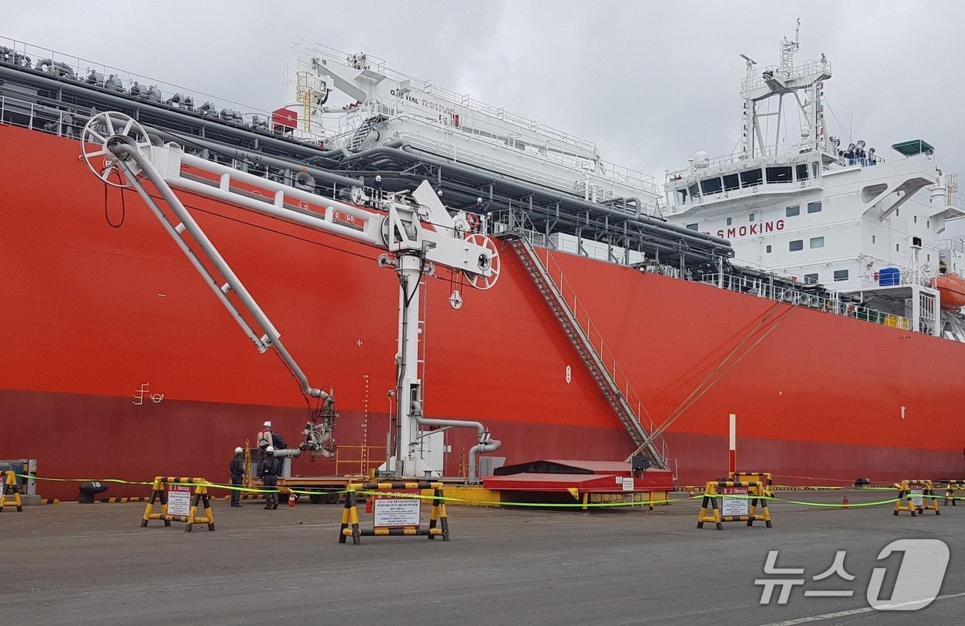 본문 이미지 - 23일 울산항에서 암모니아 추진 선박에 대한 연료 공급 실증을 진행하는 모습.(울산해수청 제공. 재판매 및 DB금지)/뉴스1