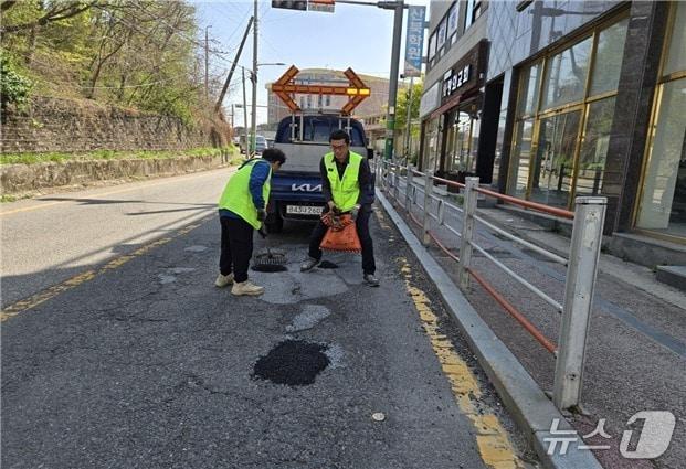 본문 이미지 - 군산시가 시민 불편해소를 위해 도로 긴급 보수에 나서고 있다.(군산시 제공. 재판매 및 DB금지)