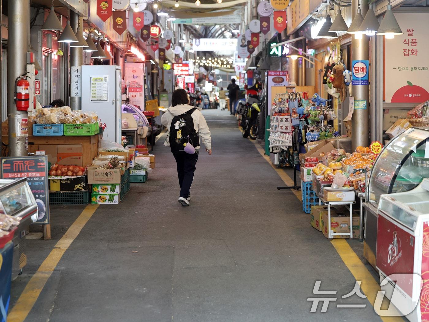 본문 이미지 - 서울 시내 한 전통시장에서 시민들이 장을 보고 있다. 2026.4.23 ⓒ 뉴스1 황기선 기자