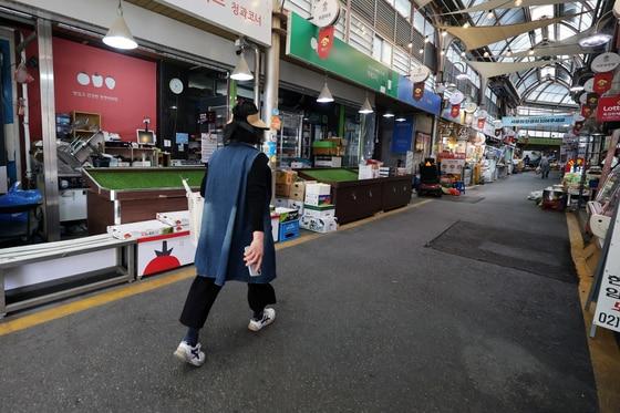 본문 이미지 - 썰렁한 전통시장(자료사진)