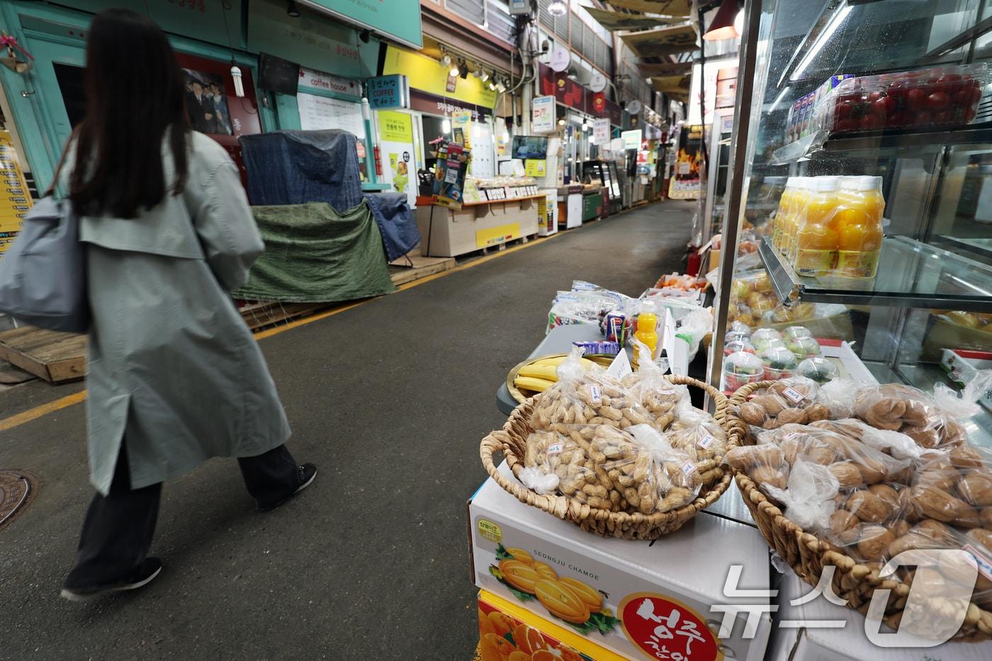 본문 이미지 - 23일 서울 시내 한 전통시장에서 시민들이 장을 보고 있다.2026.4.23 ⓒ 뉴스1 황기선 기자