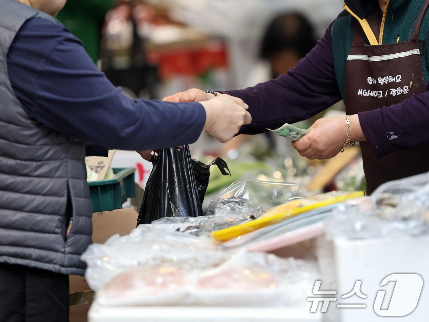 본문 이미지 - 23일 서울 시내 한 전통시장에서 시민들이 장을 보고 있다.  2026.4.23 ⓒ 뉴스1 황기선 기자
