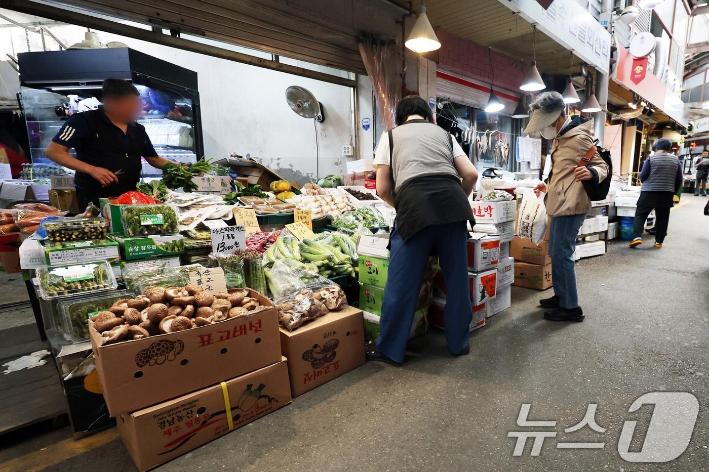 본문 이미지 - 23일 서울 시내 한 전통시장에서 시민들이 장을 보고 있다.  2026.4.23 ⓒ 뉴스1 황기선 기자