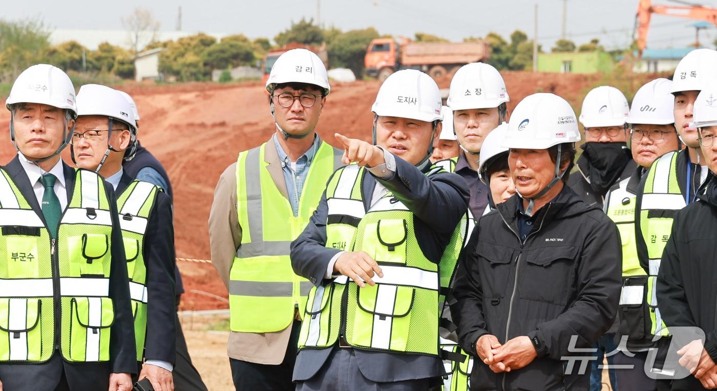 본문 이미지 - 23일 김관영 전북지사가 고창·부안 지역 미래산업 및 핵심 SOC 사업 현장 행정에 나선 가운데 고창 드론통합지원센터 공사 현장에서 구축 상황을 점검하고 있다.(전북도 제공. 재판매 및 DB금지)