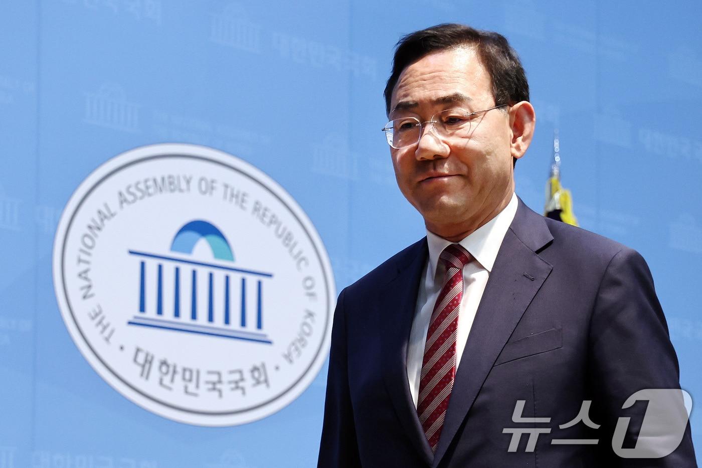 본문 이미지 - 6·3 지방선거 국민의힘 대구시장 경선에서 컷오프(공천 배제)된 주호영 의원이 23일 서울 여의도 국회 소통관에서 선거 불출마 기자회견을 마친 뒤 회견장을 나서고 있다. 2026.4.23 ⓒ 뉴스1 구윤성 기자