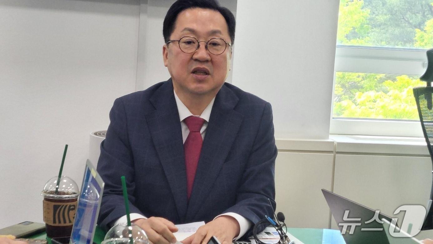 본문 이미지 - 이장우 대전시장이 23일 오후 시청 기자실에서 기자간담회를 하고 있다. (박종명 기자) / 뉴스1