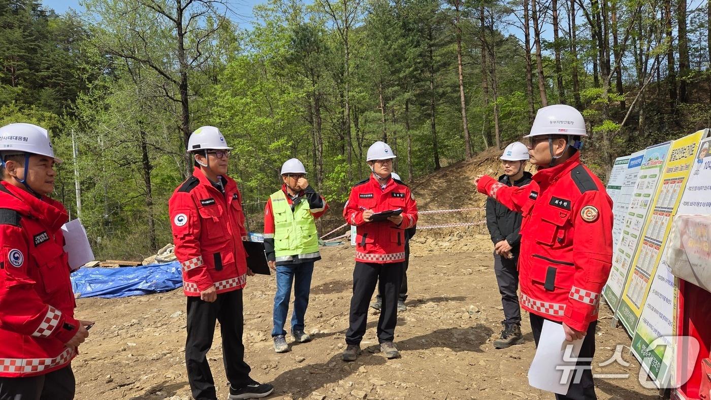 본문 이미지 - 23일 강원 양양군 사방댐 시설사업 현장을 찾은 최수천 동부지방산림청장(사진 오른쪽)이 작업 간 안전을 강조하고 있다.(동부산림청 제공, 재판매 및 DB 금지) 2026.4.23/뉴스1