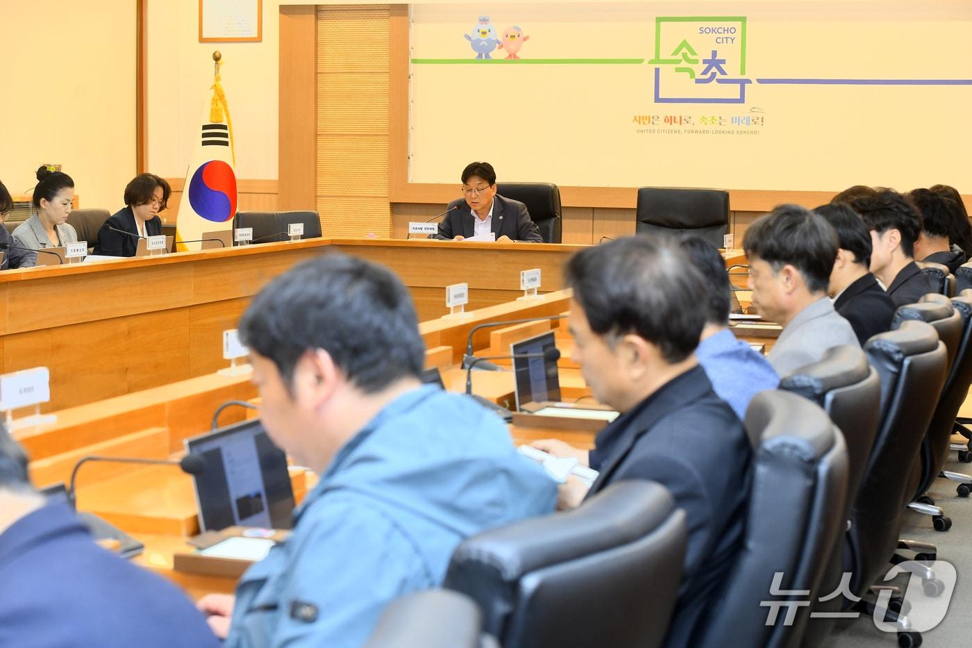 본문 이미지 - 23일 강원 속초시청 디지털상황실에서 배상요 시장 권한대행 주재로 열린 2027년 국·도비 예산확보 추진 상황 보고회.(속초시 제공, 재판매 및 DB 금지) 2026.4.23/뉴스1
