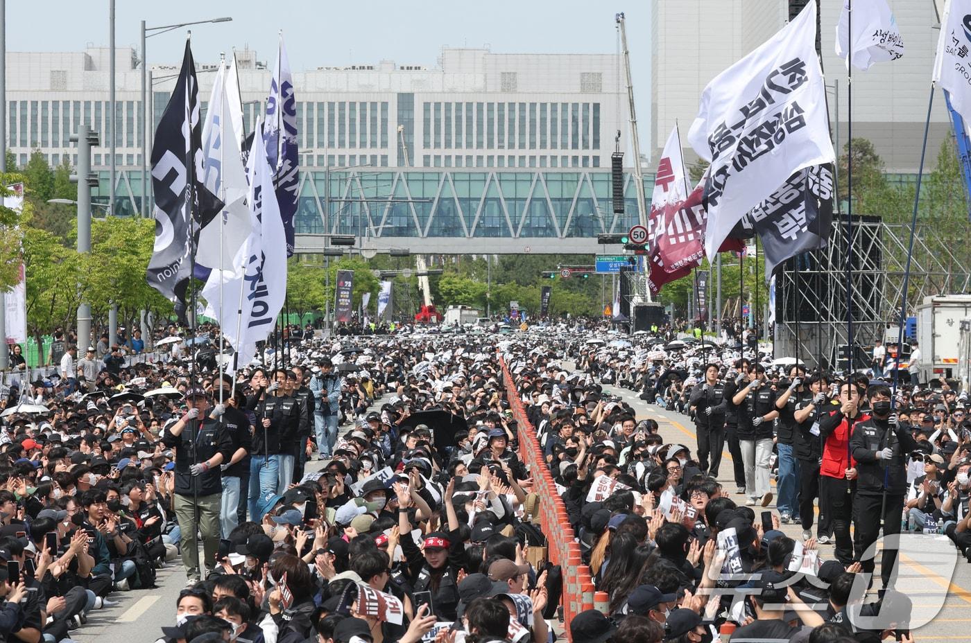 본문 이미지 - 23일 경기 평택시 고덕동 삼성전자 평택캠퍼스에서 열린 삼성전자 노동조합 공동투쟁본부 '4·23 투쟁 결의대회'에서 조합원들이 구호를 외치고 있다. 2026.4.23 ⓒ 뉴스1 김영운 기자