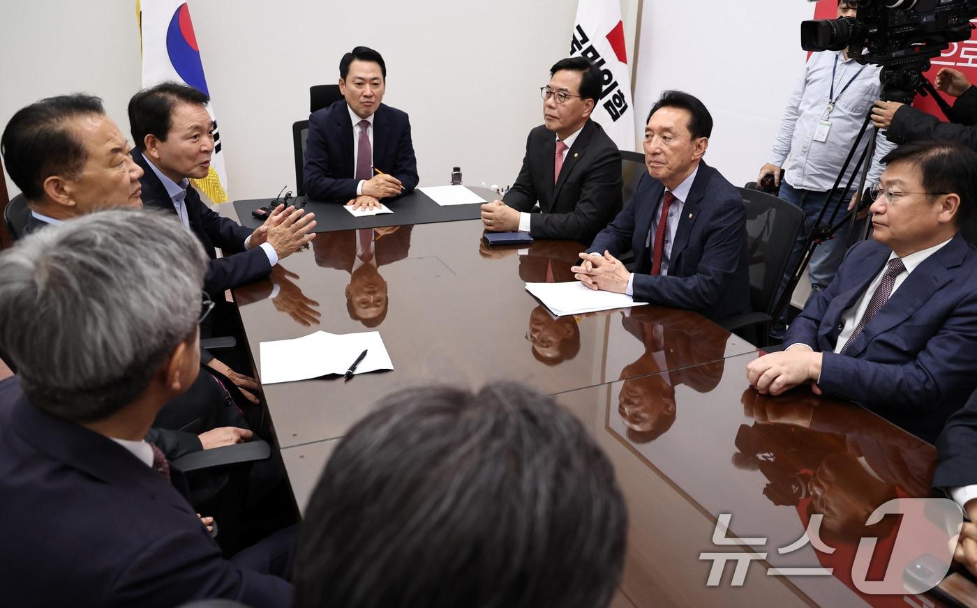 본문 이미지 - 장동혁 국민의힘 대표가 23일 오후 서울 여의도 국회에서 열린 '정동영 통일부 장관 대북정보 유출 논란' 관련 외통위, 국방위, 정보위 상임위원장 긴급 비공개 간담회를 주재하고 있다. 2026.4.23 ⓒ 뉴스1 구윤성 기자