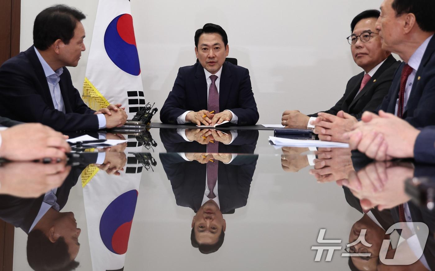 본문 이미지 - 장동혁 국민의힘 대표가 23일 오후 서울 여의도 국회에서 열린 '정동영 통일부 장관 대북정보 유출 논란' 관련 당 대표 주재 외통위, 국방위, 정보위 상임위원장 긴급 비공개 간담회에서 발언하고 있다. 2026.4.23 ⓒ 뉴스1 구윤성 기자