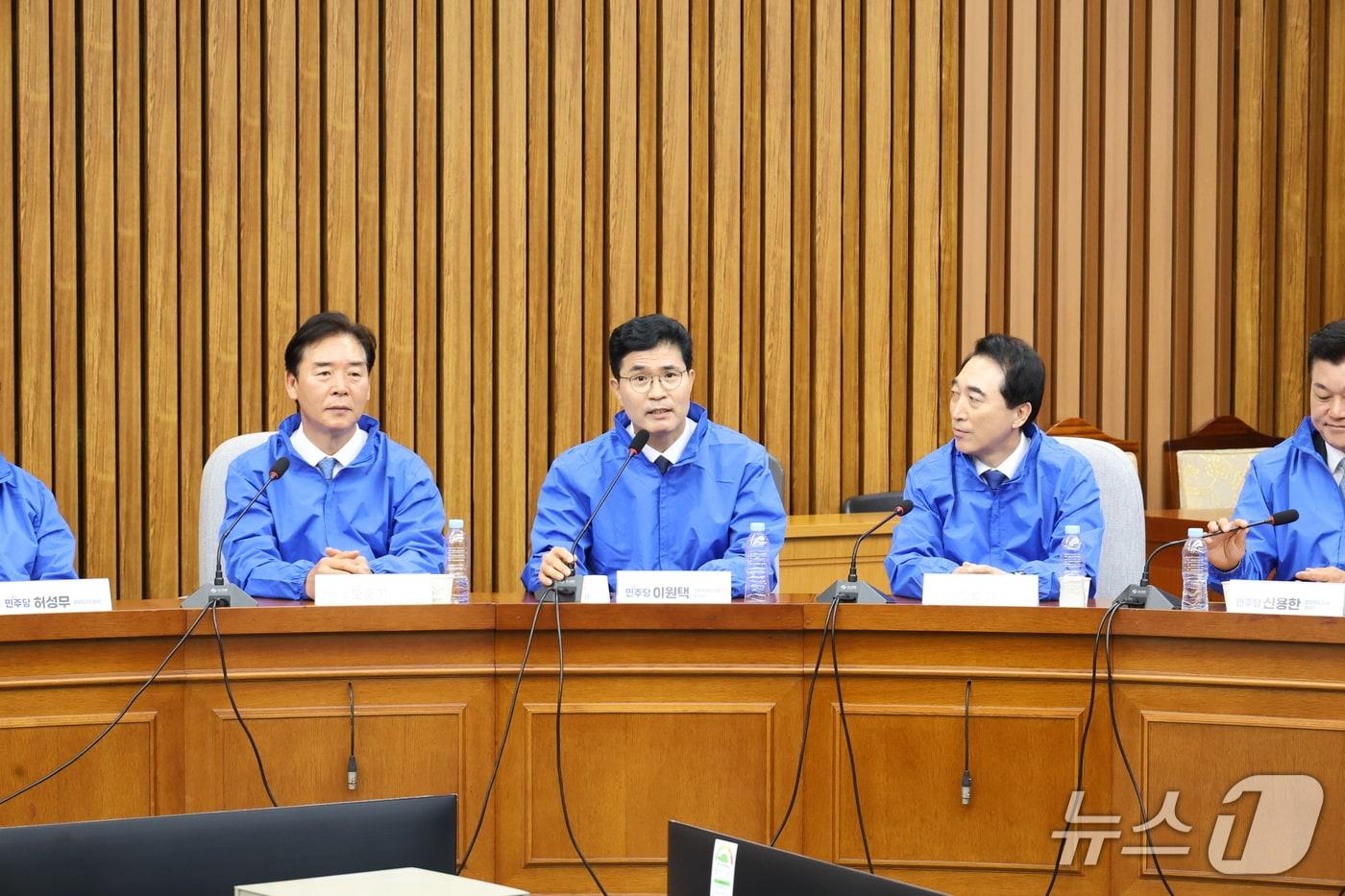 본문 이미지 - 23일 이원택 민주당 전북도지사 후보(왼쪽 두번째)가 중앙당에서 열린 광역단체장 후보 합동기자회견에서 발언을 하고 있다.(의원실제공, 재판매 및 DB금지)2026.4.23/뉴스1