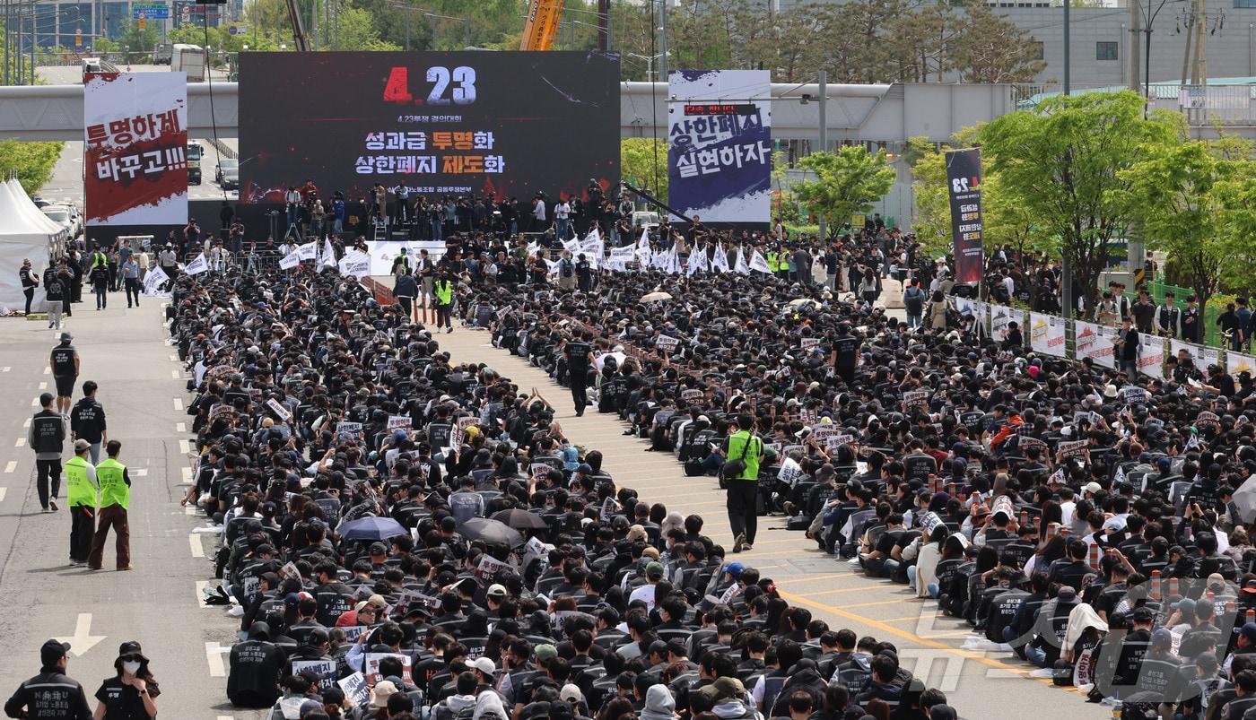 본문 이미지 - 23일 경기 평택시 고덕동 삼성전자 평택캠퍼스에서 열린 삼성전자 노동조합 공동투쟁본부 '4·23 투쟁 결의대회'에서 조합원들이 구호를 외치고 있다. (공동취재) 2026.4.23 ⓒ 뉴스1 김영운 기자
