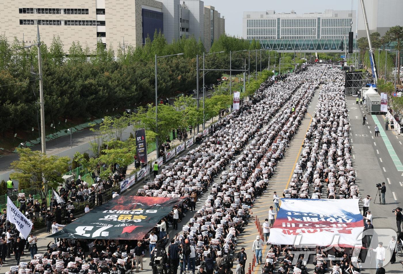 본문 이미지 - 경기 평택시 고덕동 삼성전자 평택캠퍼스에서 열린 삼성전자 노동조합 공동투쟁본부 '4·23 투쟁 결의대회'에서 조합원들이 구호를 외치고 있다. 2026.4.23 ⓒ 뉴스1 김영운 기자