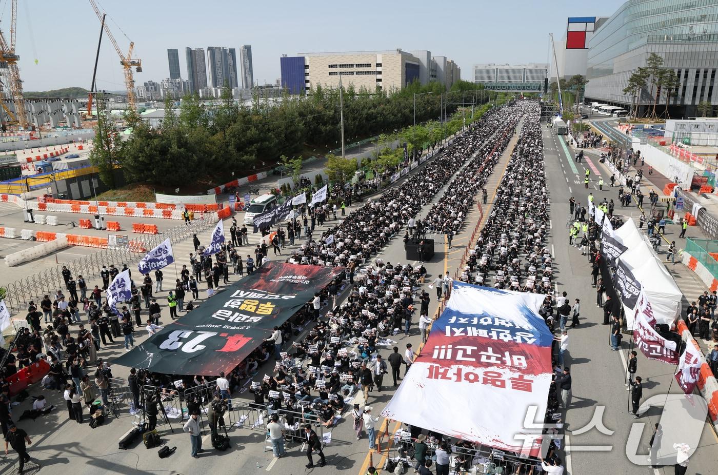 본문 이미지 - 23일 경기 평택시 고덕동 삼성전자 평택캠퍼스에서 열린 삼성전자 노동조합 공동투쟁본부 '4·23 투쟁 결의대회'에서 조합원들이 구호를 외치고 있다. 2026.4.23 ⓒ 뉴스1 김영운 기자