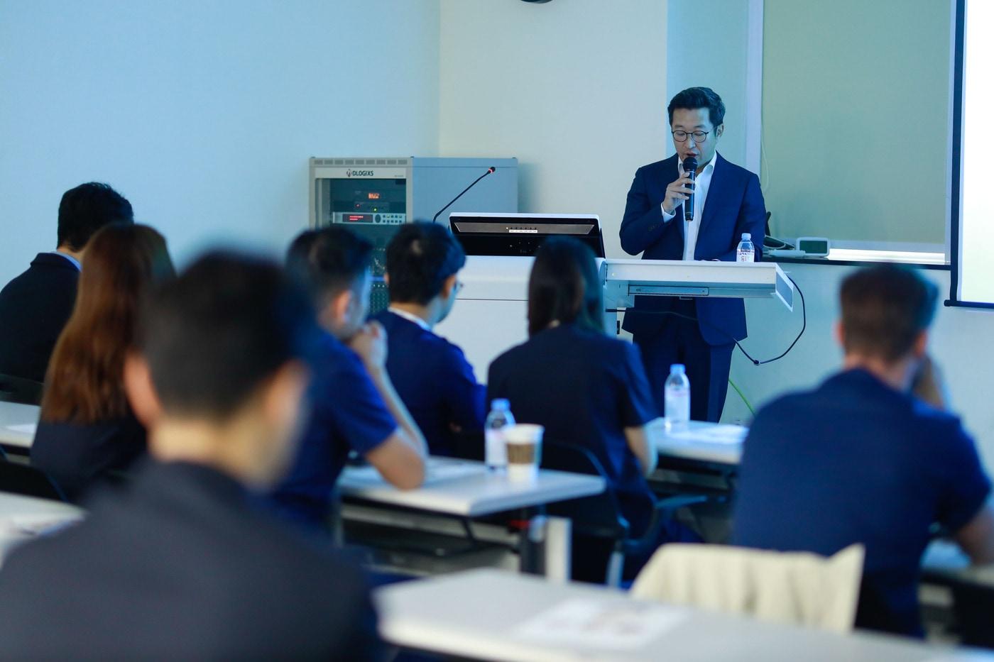 본문 이미지 - 휴젤 장두현 대표가 'AES 2026'에 참석해 인사말을 하고 있다. (휴젤 제공)