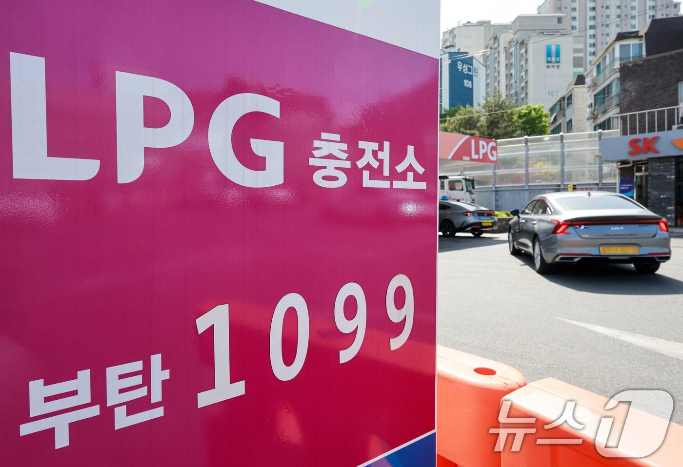 본문 이미지 - 서울시내에 한 LPG충전소에 가격표가 표시돼 있다. 2026.4.23 ⓒ 뉴스1 이호윤 기자