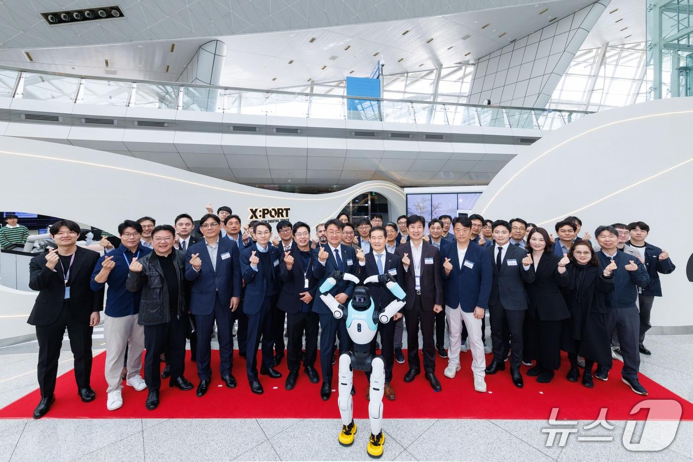 본문 이미지 - 23일 오전 인천공항 제1여객터미널 교통센터에서 진행된 ‘엑스포트 개관 기념행사’ 에서 참석자들이 기념 촬영을 하고 있다.(인천공항공사 제공. 재배포 및 DB금지)2026.4.23/뉴스1