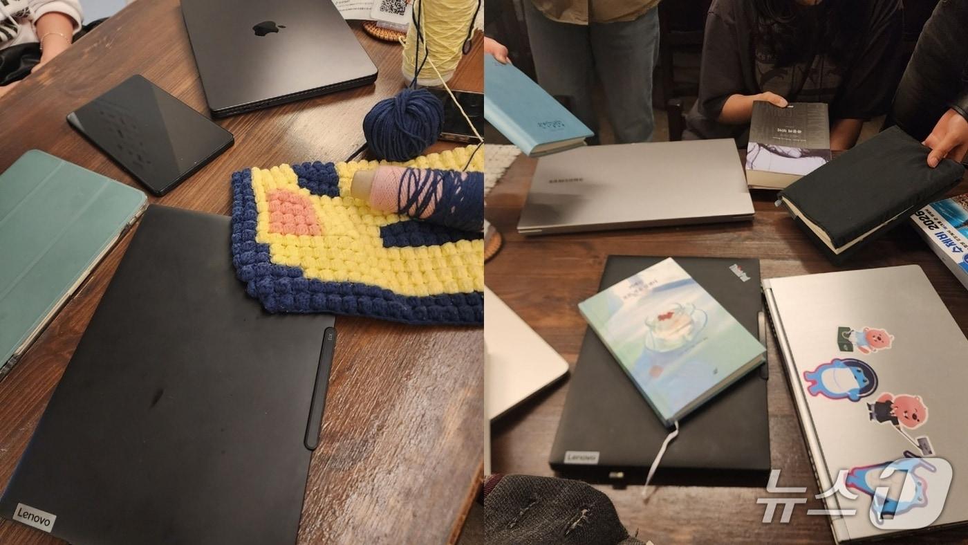 본문 이미지 - 지난 21일과 22일 서울 관악구 봉천동에서 열린 '어드민 나이트' 모임 중 참가자들이 오늘의 일거리를 수행할 노트북·테블릿·책·뜨개감을 모아 인증 사진을 찍고 있다./ⓒ 뉴스1 권진영 기자