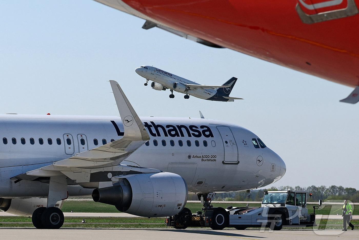 본문 이미지 - 독일 항공사 루프트한자의 항공기가 베를린 브란덴부르크 공항에서 이륙하는 모습 ⓒ 로이터=뉴스1