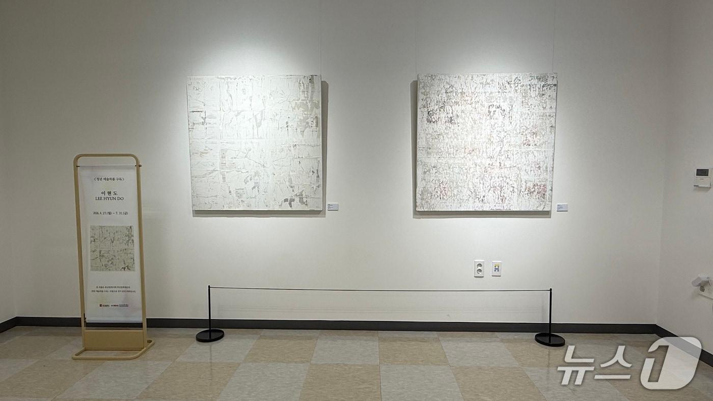 본문 이미지 - '2026 청년예술작품 구독 전시' 사업을 통해 해진공 사옥에 걸린 이현도 작가의 작품들 (해진공 제공. 재판매 및 DB금지)