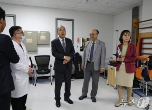 본문 이미지 - 윤종진 한국보훈복지의료공단 이사장이 최근 인천보훈병원을 찾아 주요 사업 추진 현황을 점검했다. (한국보훈복지의료공단 제공. 재판매 및 DB금지) 2026.4.23/뉴스1