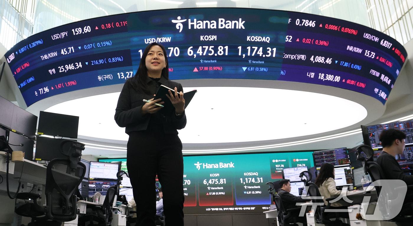 본문 이미지 - 코스피가 종가 기준 사상 최고치를 경신한 23일 오후 서울 중구 하나은행 딜링룸 전광판에 코스피 종가가 표시되고 있다. 이날 코스피는 전 거래일 대비 57.88포인트(0.90%) 상승한 6475.81, 코스닥은 6.81포인트(0.58%) 하락한 1174.31로 장을 마쳤다. 2026.4.23 ⓒ 뉴스1 오대일 기자