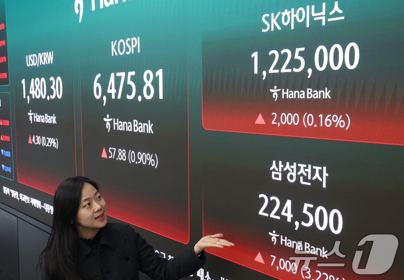 본문 이미지 - 코스피가 종가 기준 사상 최고치를 경신한 23일 오후 서울 중구 하나은행 딜링룸 전광판에 삼성전자와 SK하이닉스 종가가 표시되고 있다. 2026.4.23 ⓒ 뉴스1 오대일 기자