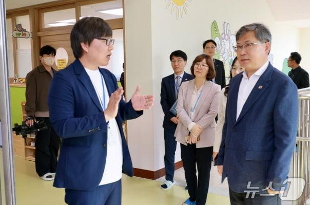 본문 이미지 - 유정기 전북교육감 권한대행이 23일 고창초등학교를 방문, 초등학교 3학년까지 확대된 늘봄학교 운영현황을 점검하고 학교와 지역사회가 함께하는 늘봄 체계 구축 방안을 논의했다.(전북교육청 제공, 재판매 및 DB 금지)/뉴스1