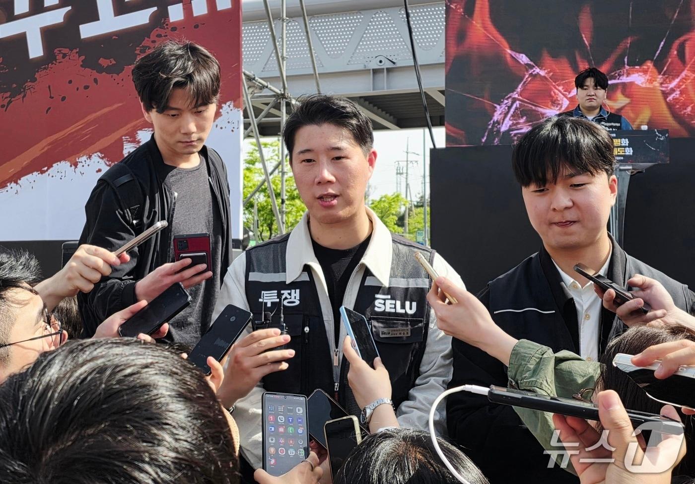 본문 이미지 - 23일 경기 평택시 고덕동 삼성전자 평택캠퍼스에서 열린 삼성전자 노동조합 공동투쟁본부 '4·23 투쟁 결의대회'를 마친 후  최승호 초기업노조 삼성전자 지부 위원장이 기자간담회를 하고 있다. 2026.4.23 ⓒ 뉴스1