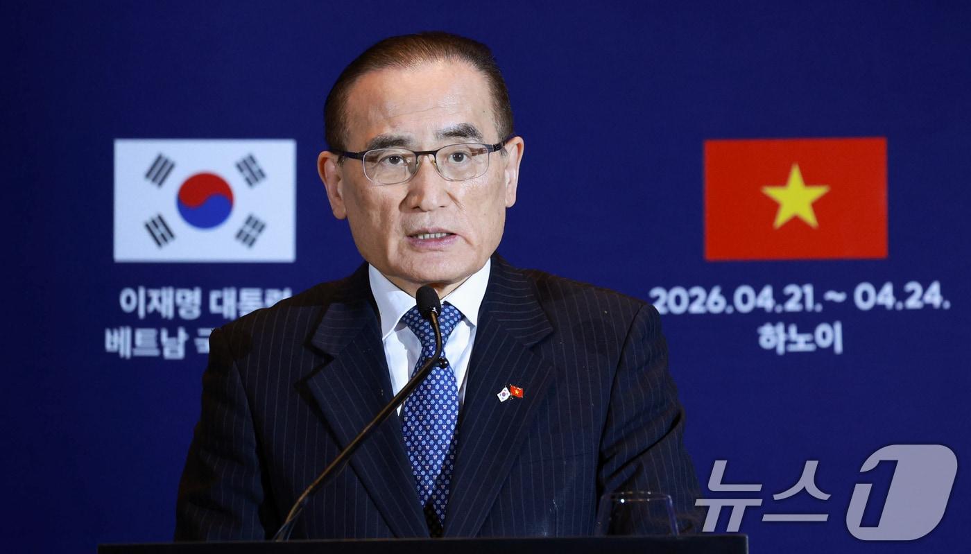 본문 이미지 - 위성락 국가안보실장이 23일(현지시간) 베트남 하노이의 한 호텔에 마련된 한국프레스센터에서 이재명 대통령 순방 관련 브리핑을 하고 있다. 2026.4.23 ⓒ 뉴스1 이재명 기자