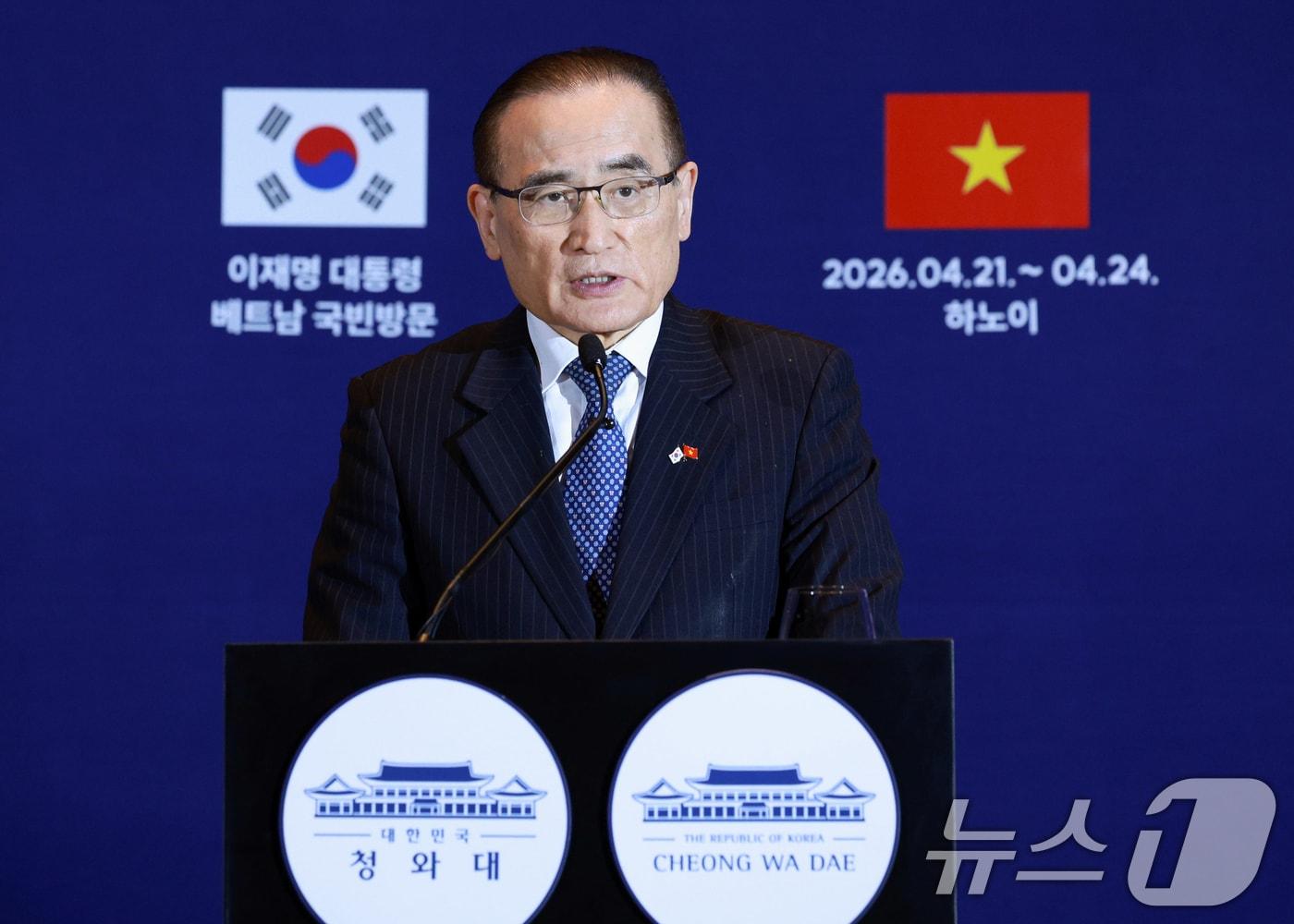 본문 이미지 - 위성락 국가안보실장이 23일(현지시간) 베트남 하노이의 한 호텔에 마련된 한국프레스센터에서 이재명 대통령 순방 관련 브리핑을 하고 있다. 2026.4.23 ⓒ 뉴스1 이재명 기자