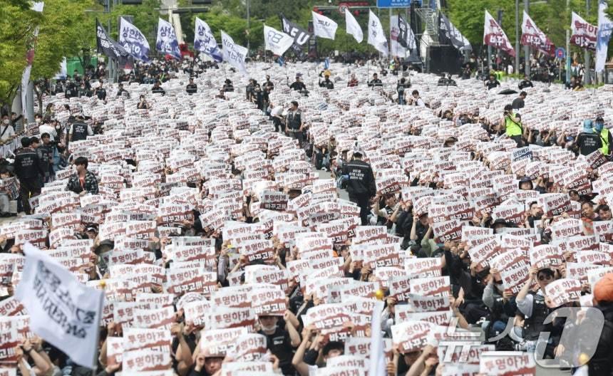 본문 이미지 - 23일 경기 평택시 고덕동 삼성전자 평택캠퍼스에서 열린 삼성전자 노동조합 공동투쟁본부 '4·23 투쟁 결의대회'에서 조합원들이 구호를 외치고 있다. 2026.4.23/뉴스1 김영운 기자